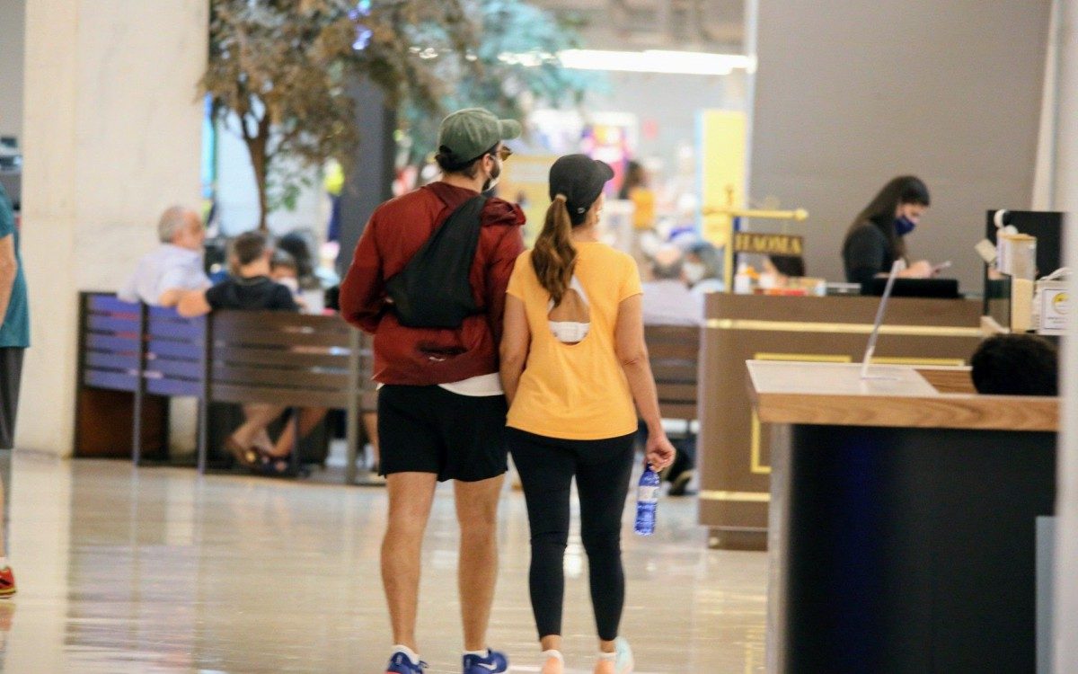 F&aacute;tima Bernardes e T&uacute;lio Gad&ecirc;lha passeiam em shopping do Rio