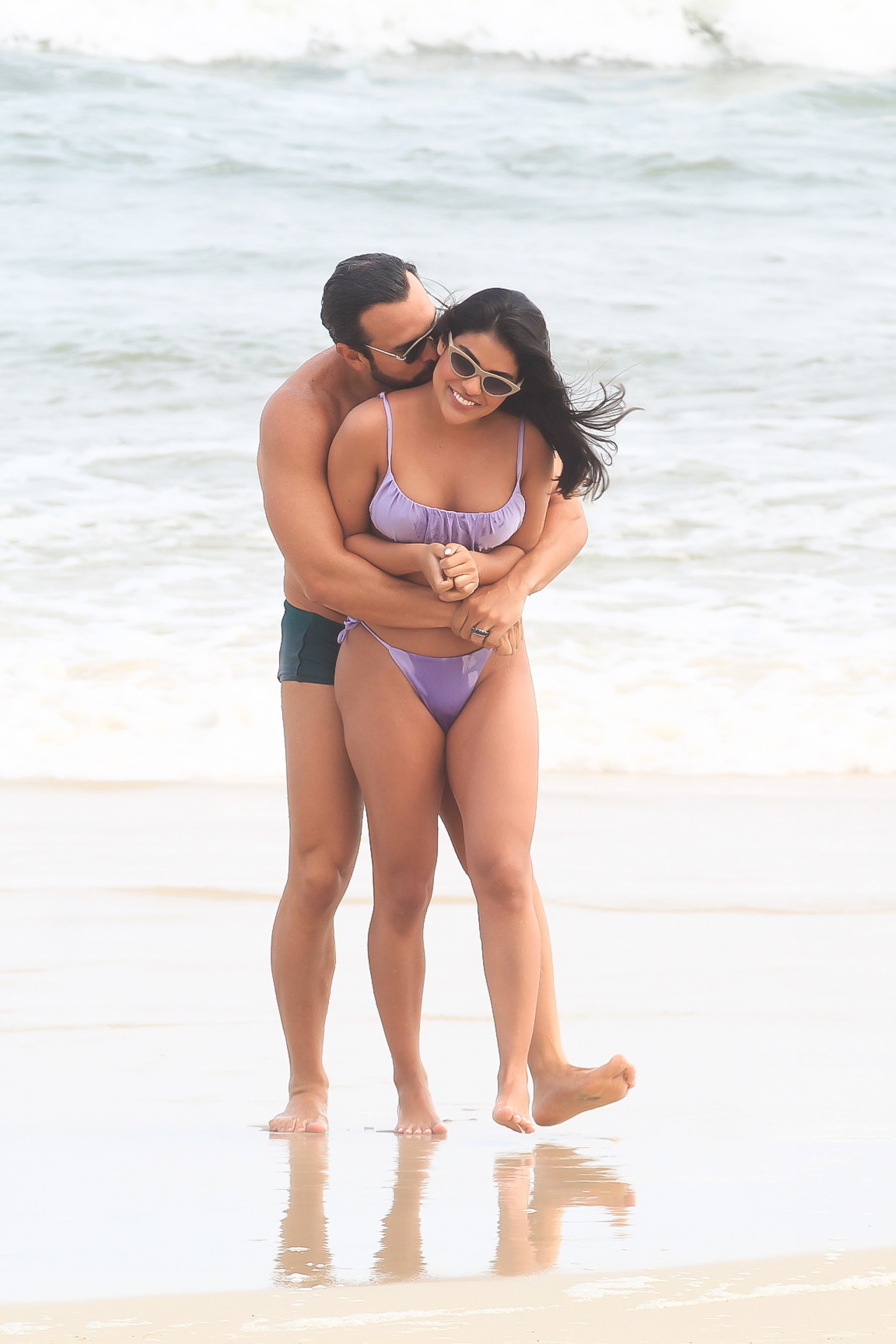 Ex-BBB Munik Nunes é clicada em praia com o empresário Daniel Cotrim - Fabricio Pioyani/Agnews