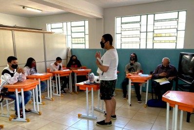 Jovens assistidos pelo CRAS em Teresópolis fazem curso gratuito de garçom e garçonete