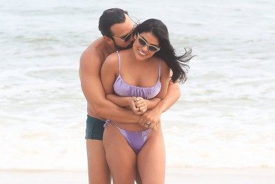 Fotos! Ex-BBB Munik Nunes beija muito em praia do Rio