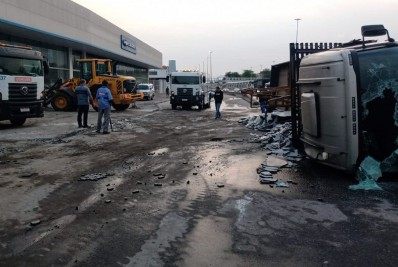 Carreta tomba e deixa trânsito lento na Avenida Brasil