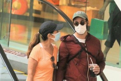 Fotos! Fátima Bernardes e namorado passeiam em shopping do Rio