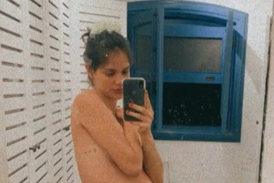 No oitavo mês de gestação, Laura Neiva faz topless e exibe barrigão