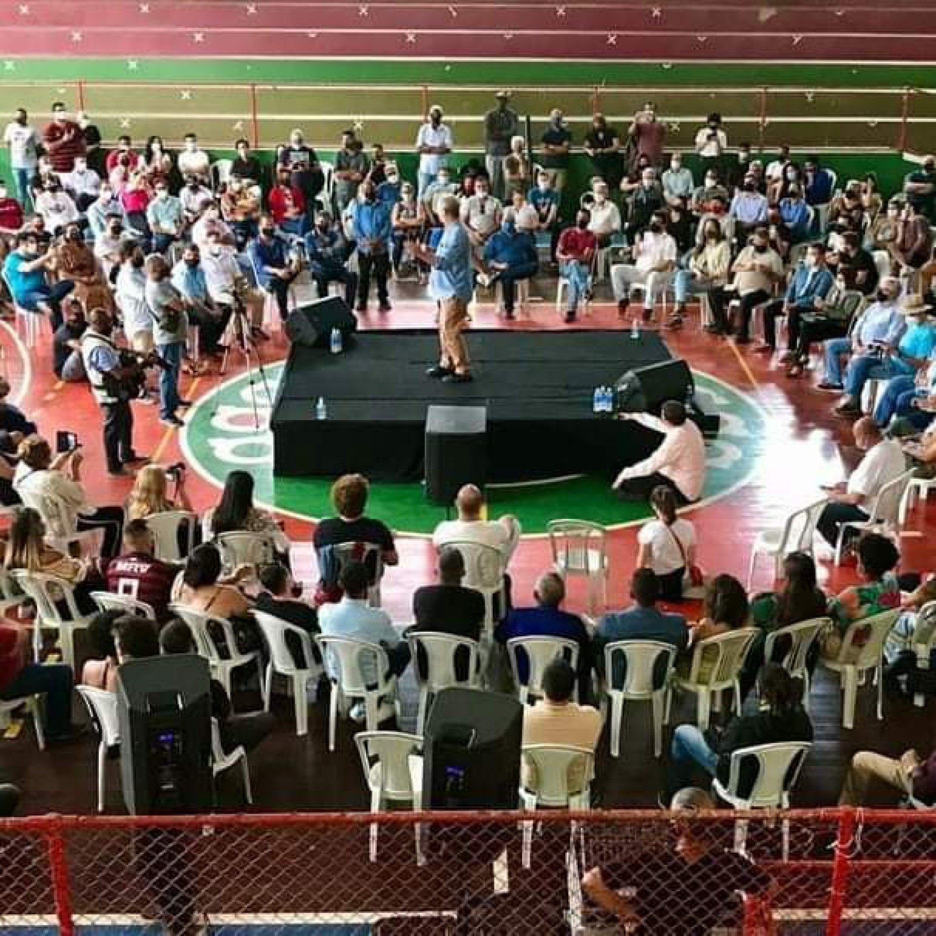 Cerca de 300 pessoas participaram  - Internet 