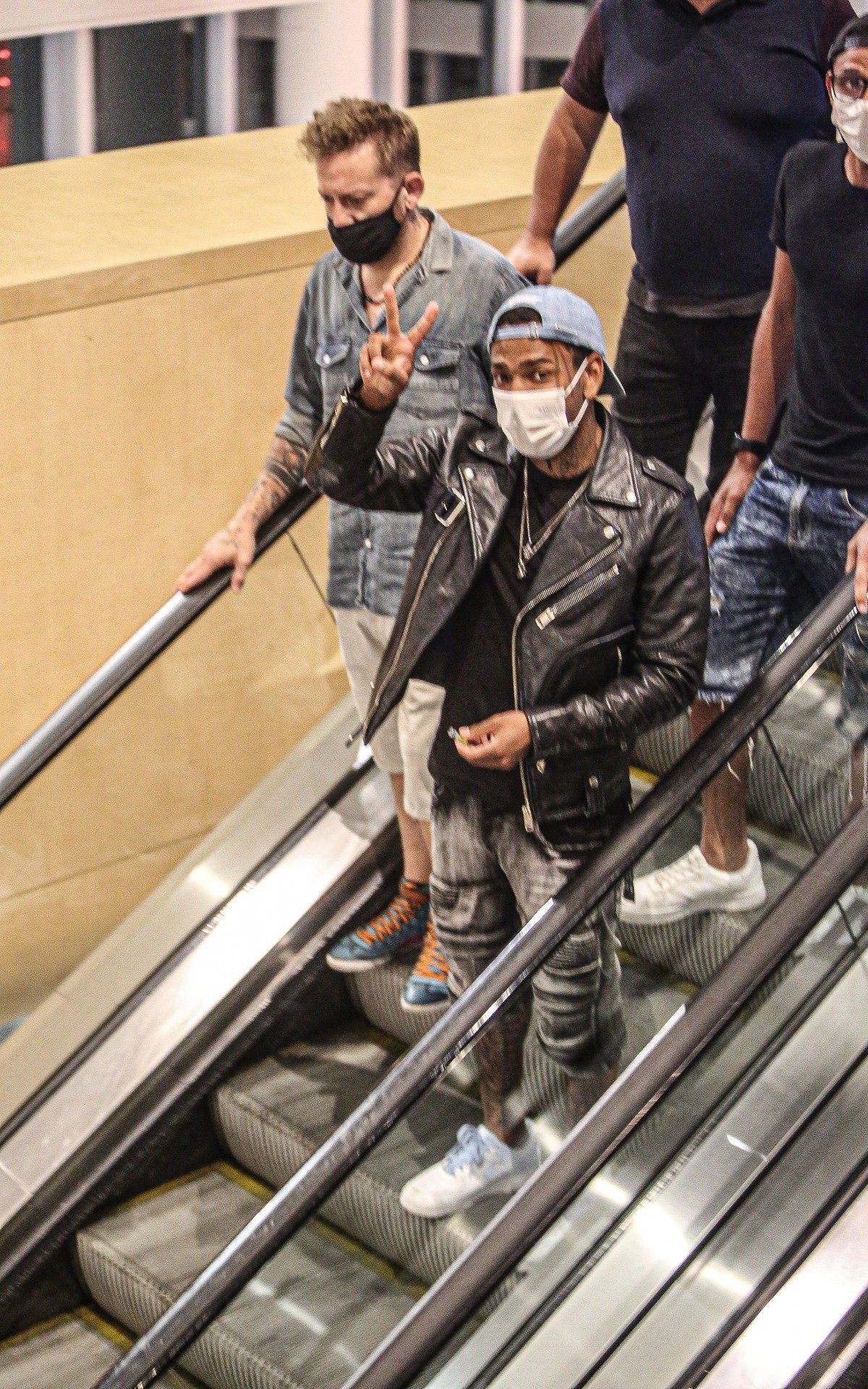 Nego do Borel passeia em shopping da Barra da Tijuca, na Zona Oeste do Rio, ap&oacute;s ser expulso de 'A Fazenda'