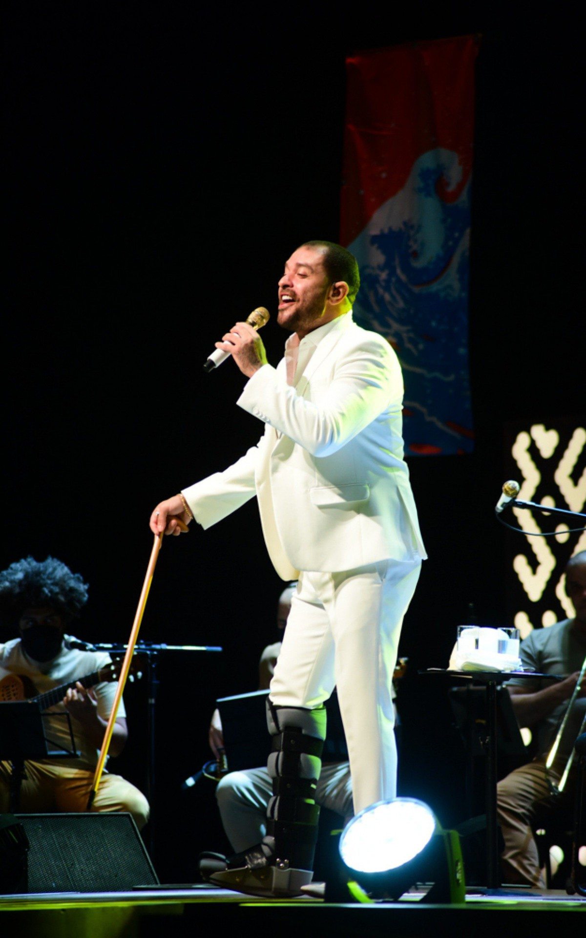 Diogo Nogueira entrega rosas em show	