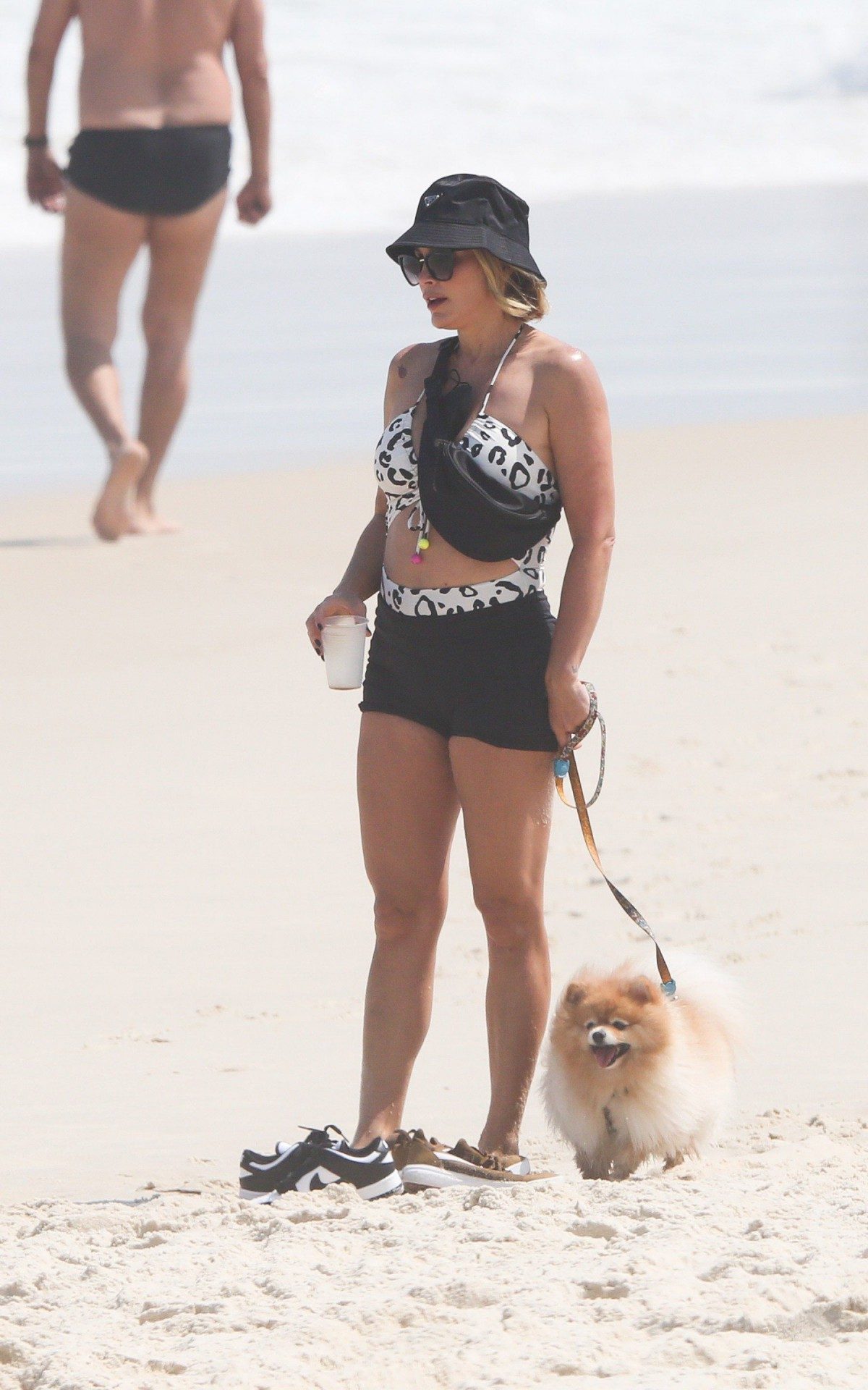 Fl&aacute;via Alessandra e Giulia Costa passeiam com cachorros na praia da Barra da Tijuca