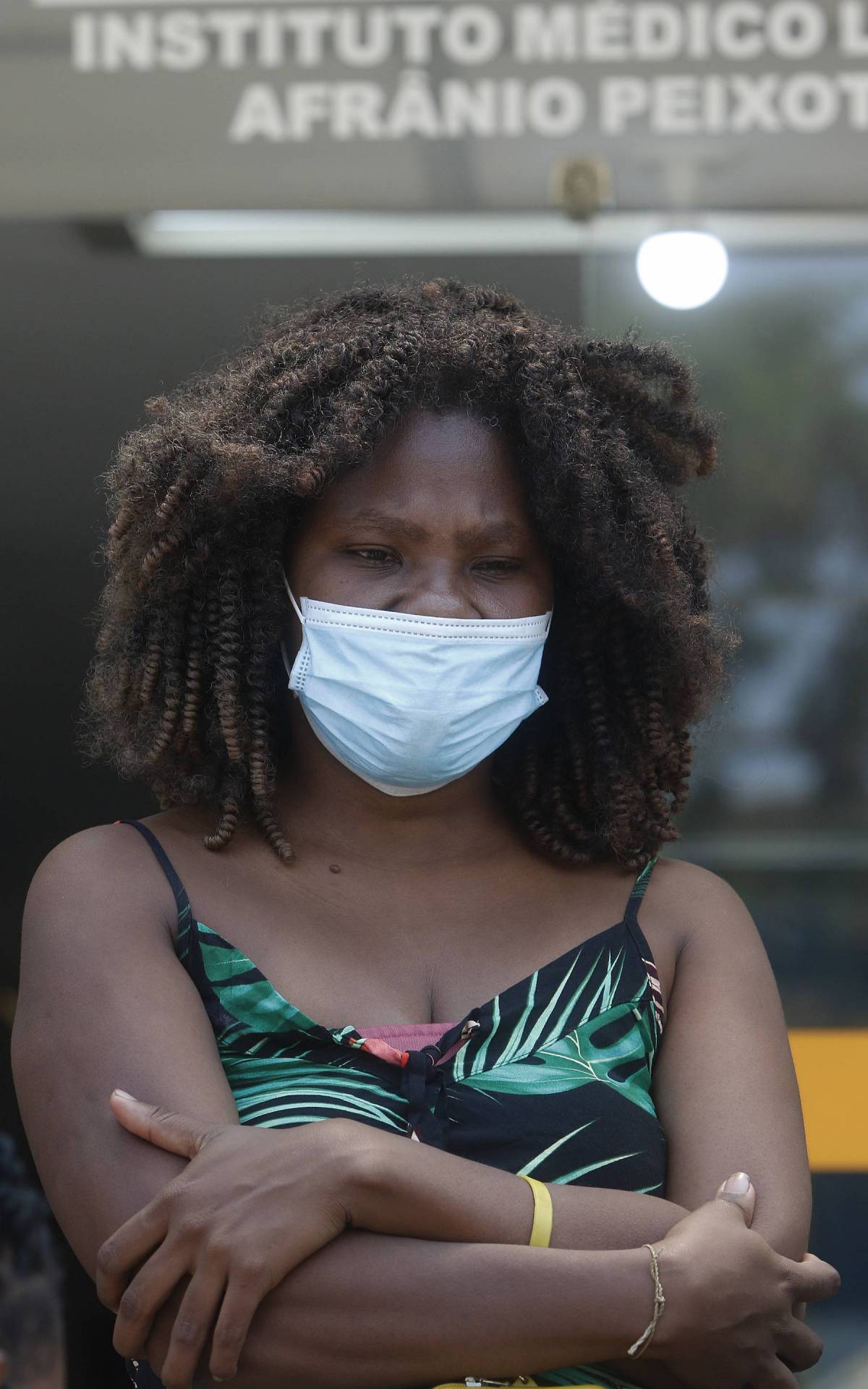 Policia - Familiares de Samuel Vicente de 17 anos e Willian Vasconcelos, 38 anos, mortos ontem, em Ricardo de Albuquerque, zona norte do Rio, estiveram no IML, no centro do Rio, na manha de hoje, para libera&ccedil;ao dos corpos. Na foto, Sonia Bonfim Vicente, mae de Samuel e esposa de Willian.