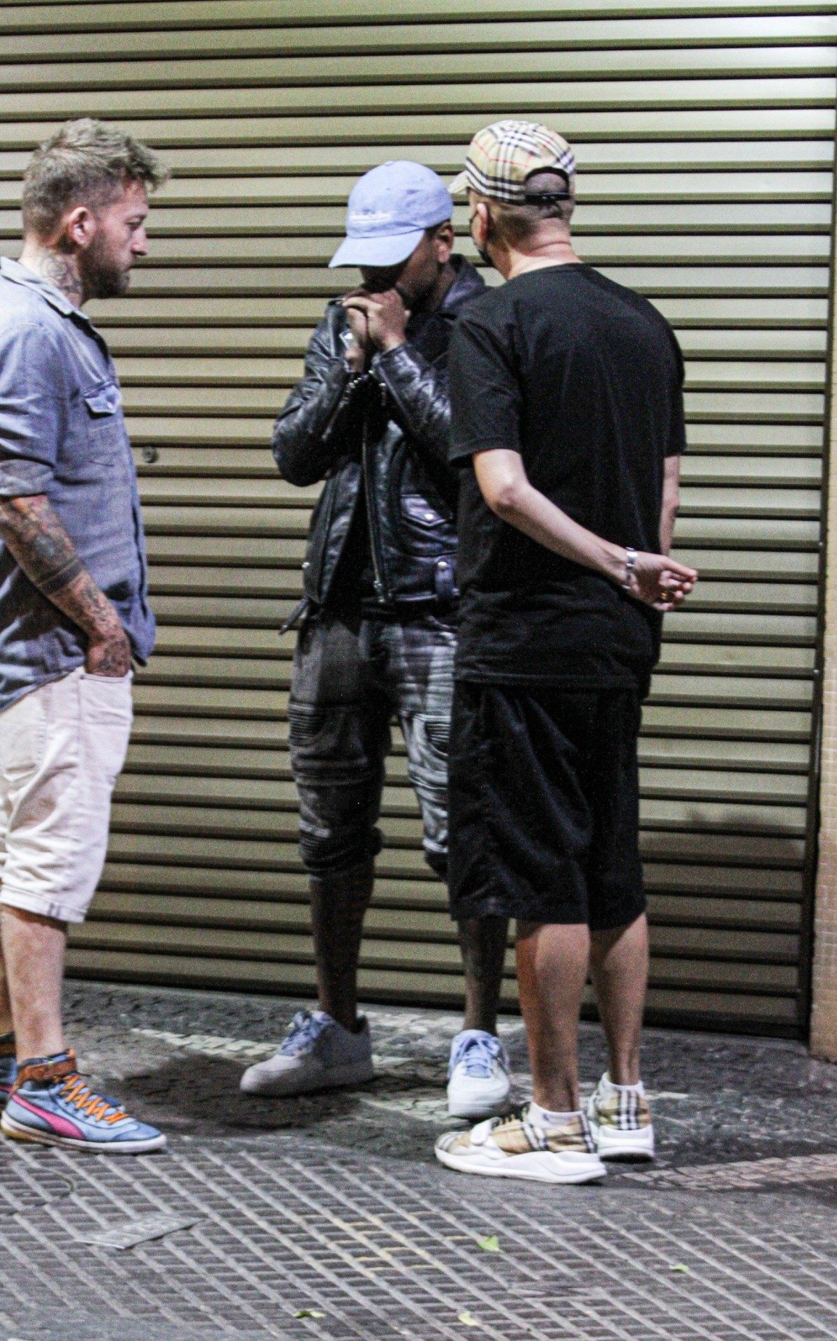 Ap&oacute;s ser expulso de 'A Fazenda', Nego do Borel vai a barzinho com amigos na noite deste domingo