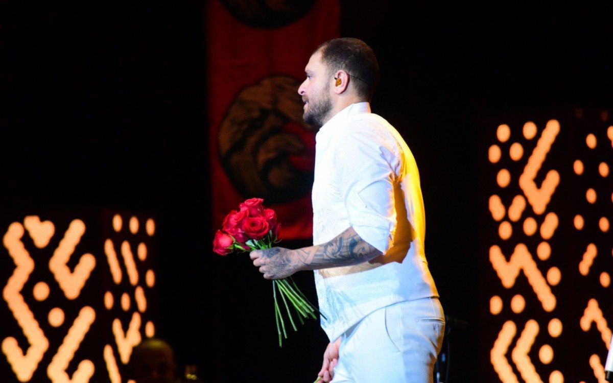 Diogo Nogueira entrega rosas em show	
