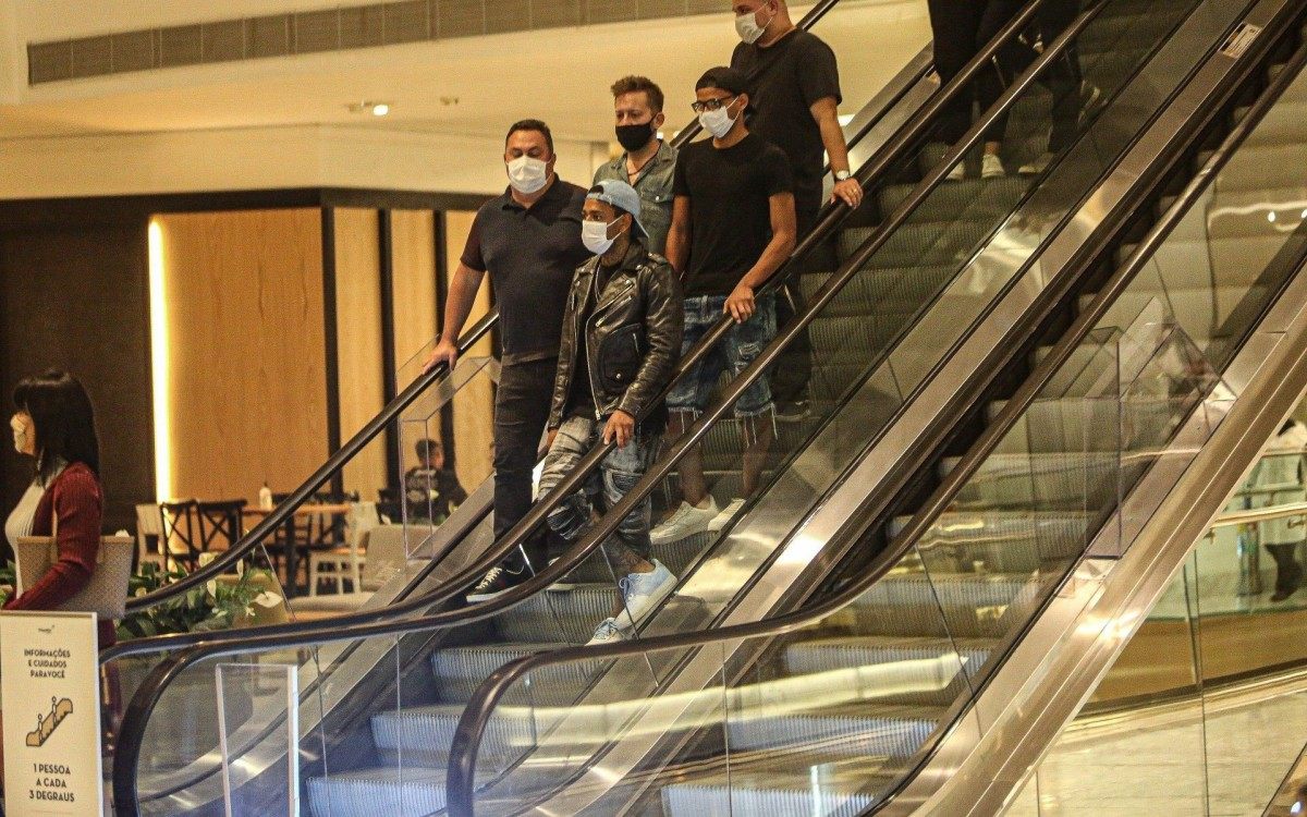 Nego do Borel passeia em shopping da Barra da Tijuca, na Zona Oeste do Rio, ap&oacute;s ser expulso de 'A Fazenda'