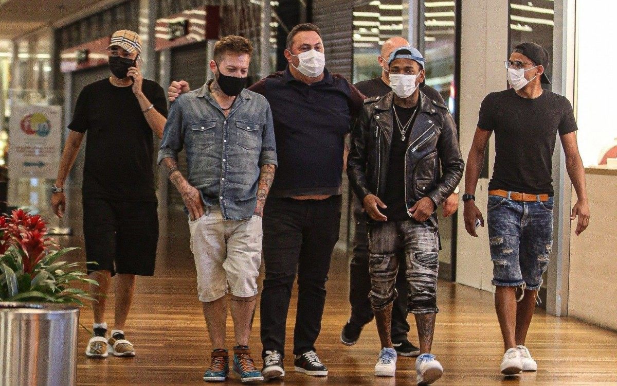 Nego do Borel passeia em shopping da Barra da Tijuca, na Zona Oeste do Rio, ap&oacute;s ser expulso de 'A Fazenda'