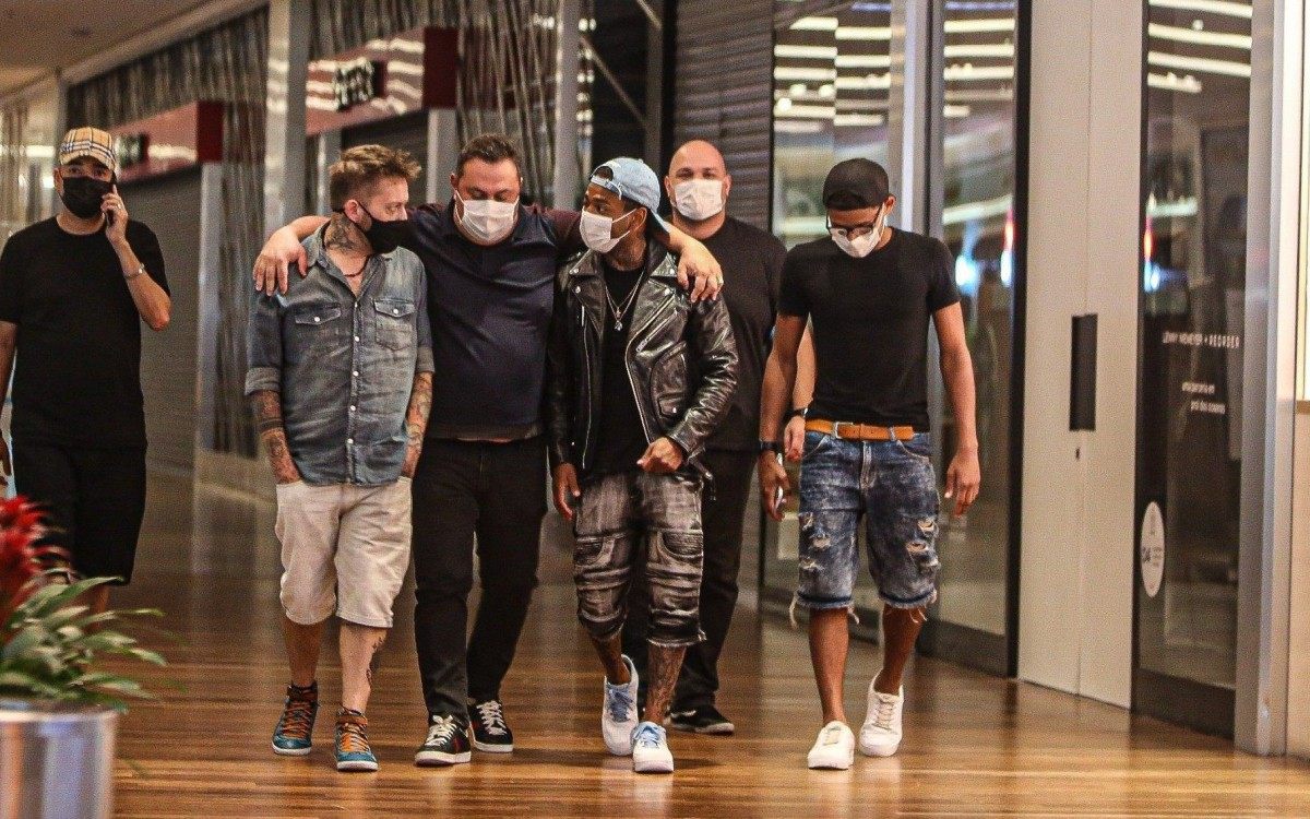 Nego do Borel passeia em shopping da Barra da Tijuca, na Zona Oeste do Rio, ap&oacute;s ser expulso de 'A Fazenda'