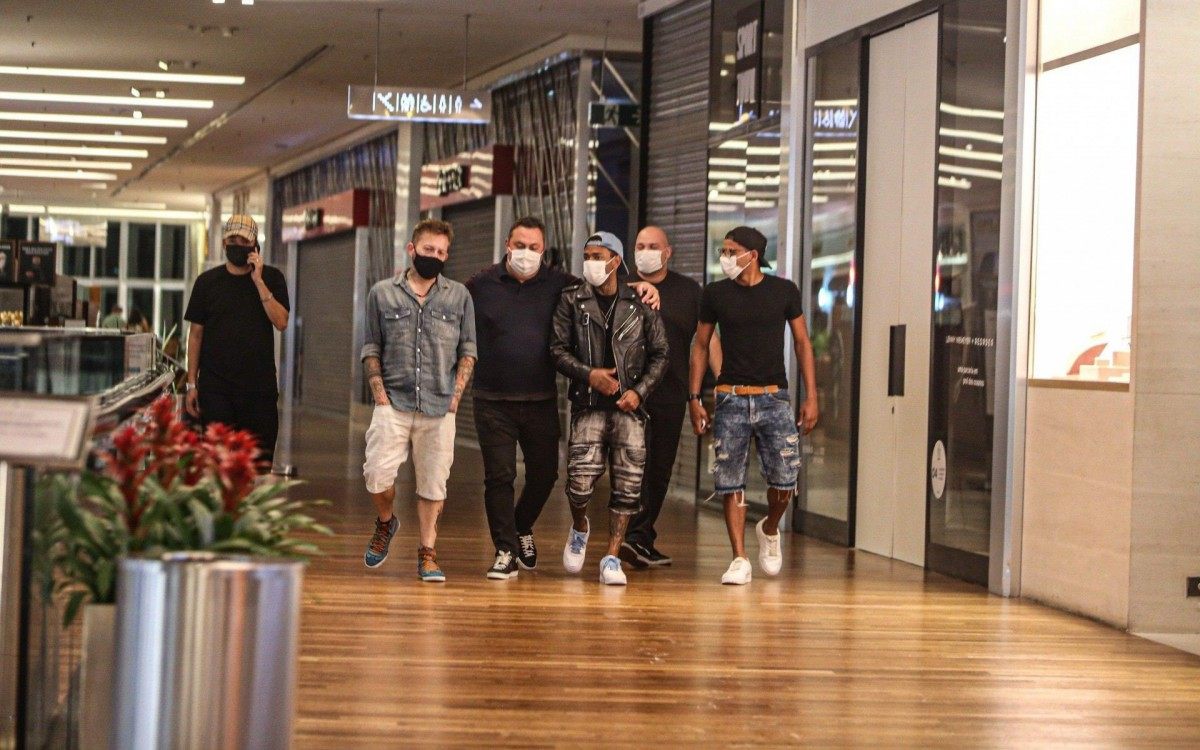 Nego do Borel passeia em shopping da Barra da Tijuca, na Zona Oeste do Rio, ap&oacute;s ser expulso de 'A Fazenda'