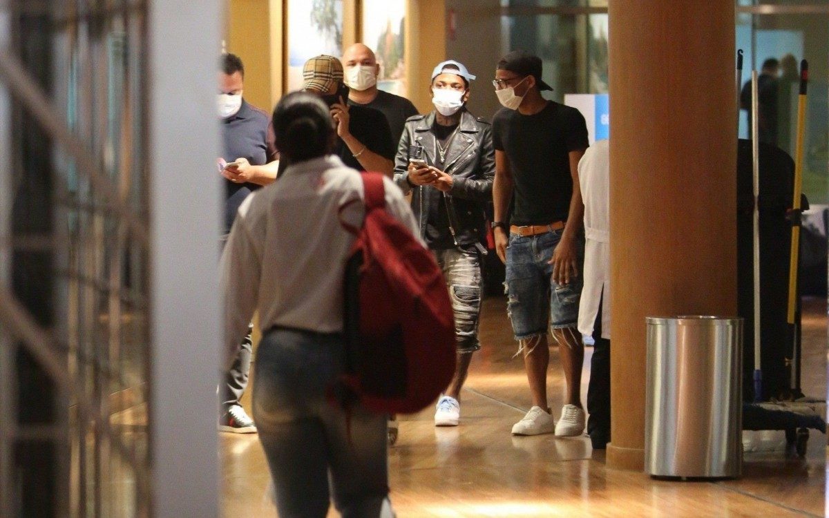 Nego do Borel passeia em shopping da Barra da Tijuca, na Zona Oeste do Rio, ap&oacute;s ser expulso de 'A Fazenda'