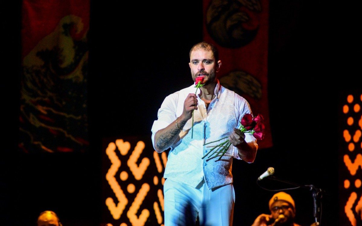 Diogo Nogueira entrega rosas em show	
