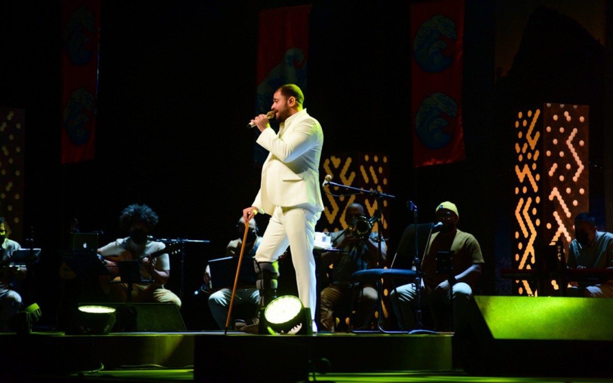 Diogo Nogueira entrega rosas em show	