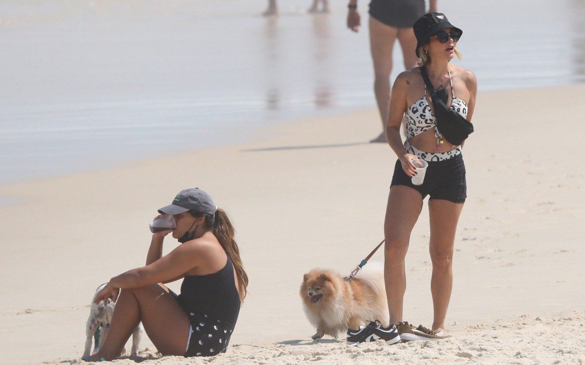 Fl&aacute;via Alessandra e Giulia Costa passeiam com cachorros na praia da Barra da Tijuca