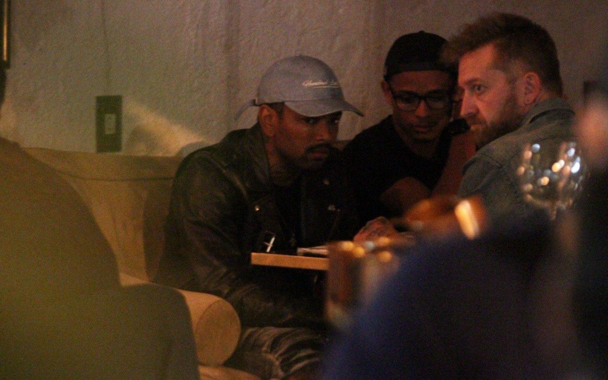 Ap&oacute;s ser expulso de 'A Fazenda', Nego do Borel vai a barzinho com amigos na noite deste domingo