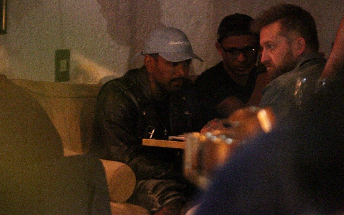 Ap&oacute;s ser expulso de 'A Fazenda', Nego do Borel vai a barzinho com amigos na noite deste domingo