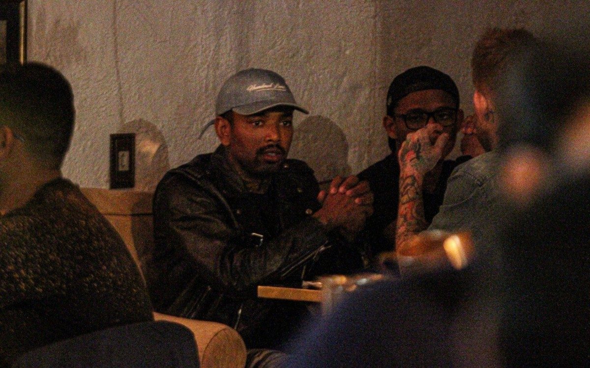 Ap&oacute;s ser expulso de 'A Fazenda', Nego do Borel vai a barzinho com amigos na noite deste domingo