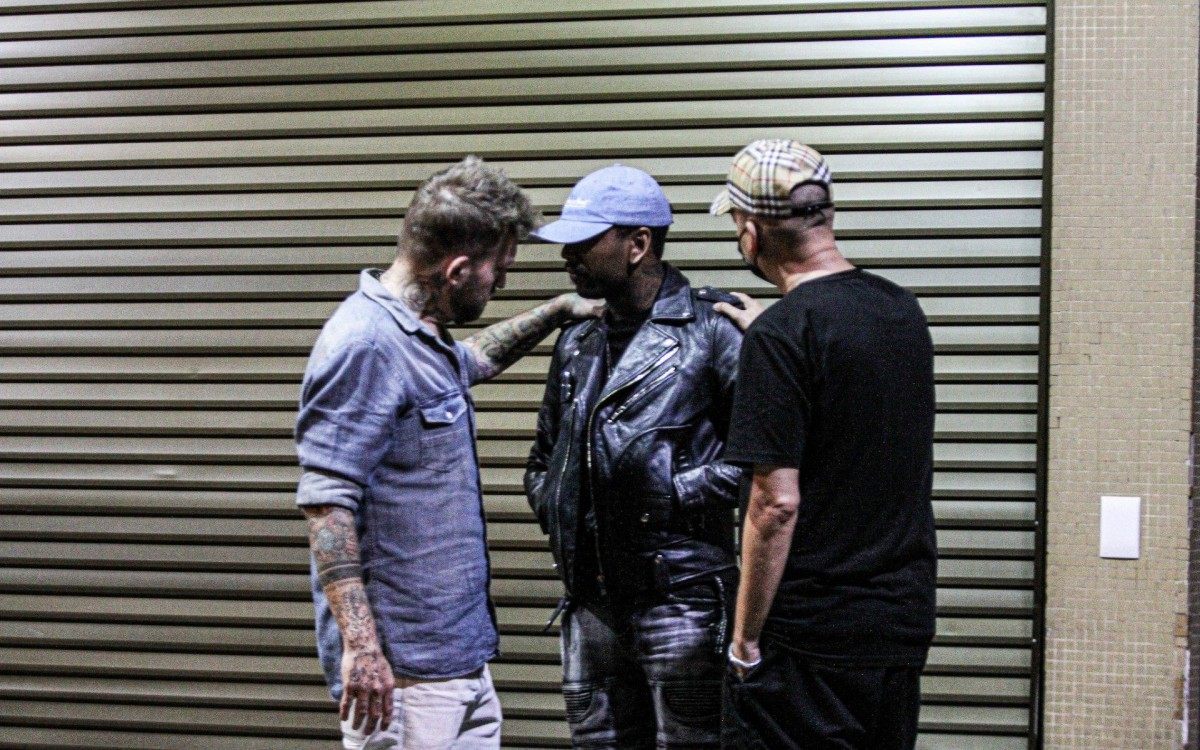 Ap&oacute;s ser expulso de 'A Fazenda', Nego do Borel vai a barzinho com amigos na noite deste domingo