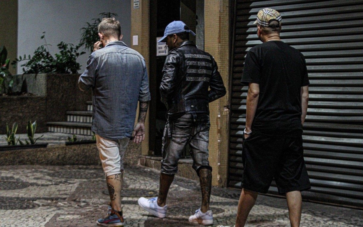 Ap&oacute;s ser expulso de 'A Fazenda', Nego do Borel vai a barzinho com amigos na noite deste domingo