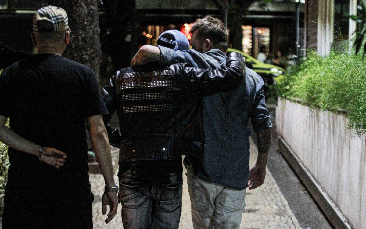 Ap&oacute;s ser expulso de 'A Fazenda', Nego do Borel vai a barzinho com amigos na noite deste domingo