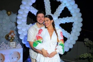 Com direito a queima de fogos, ex-BBB Vivian Amorim e o namorado descobrem sexo do bebê