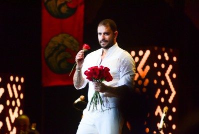 Roberto Carlos é você? Diogo Nogueira entrega rosas aos fãs em show