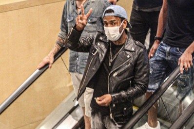 Após ser expulso de 'A Fazenda', Nego do Borel passeia no shopping com amigos