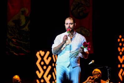 Diogo Nogueira faz o Rei Roberto Carlos e distribui rosas em show