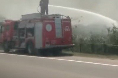 Bombeiros tentam controlar fogo em vegetação próximo à Reduc