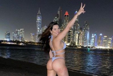 Fotos! Ex-A Fazenda Raissa Barbosa posa de biquíni e exibe bumbum 