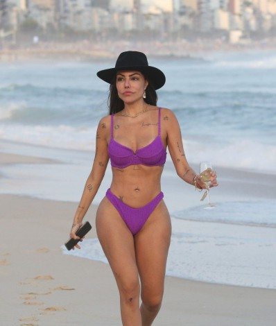 Fora de 'A Fazenda 13', Liziane Gutierrez passeio por praia do Rio - Agnews