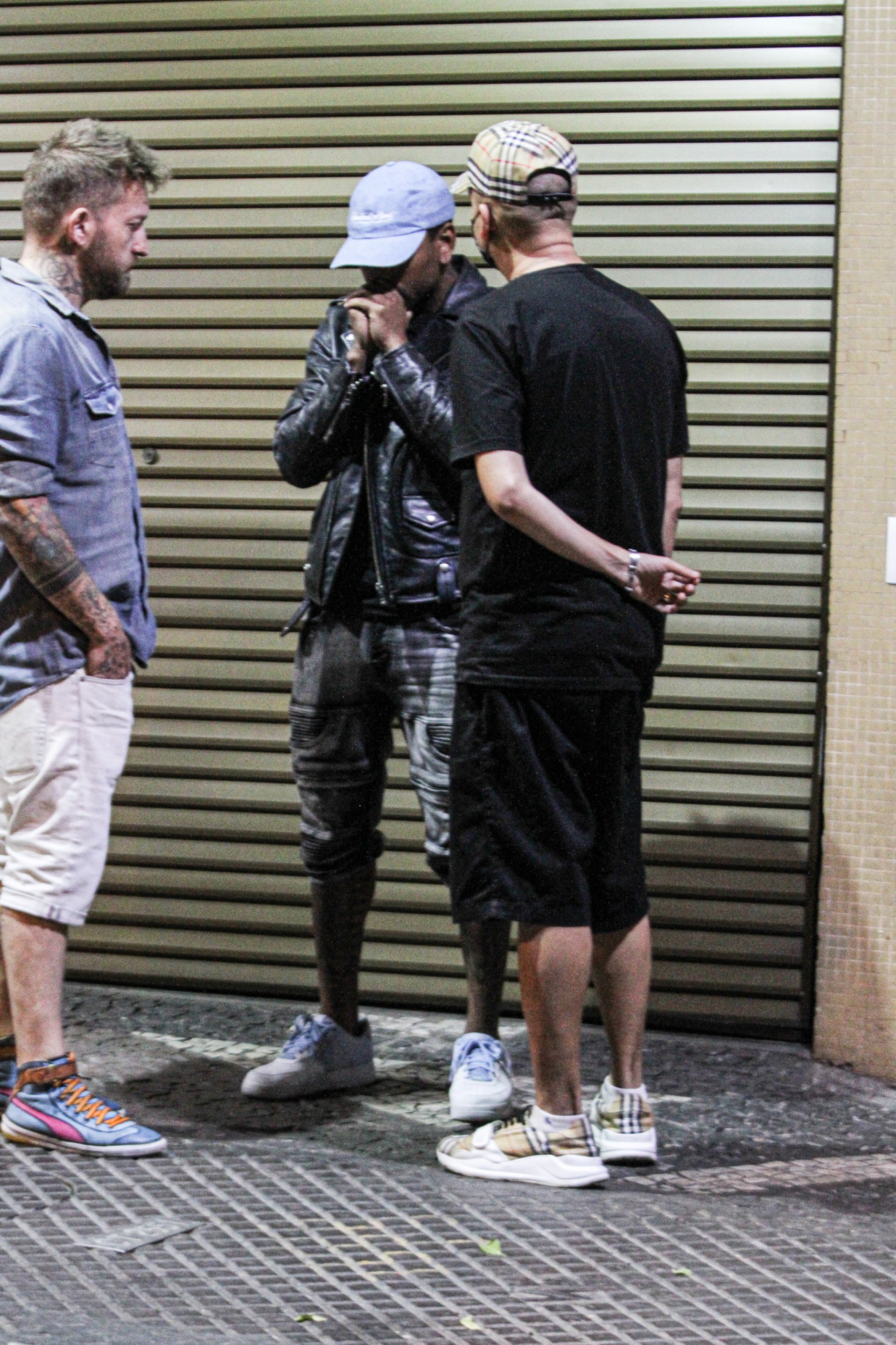 Após ser expulso de 'A Fazenda', Nego do Borel vai a barzinho com amigos na noite deste domingo - Ag. News