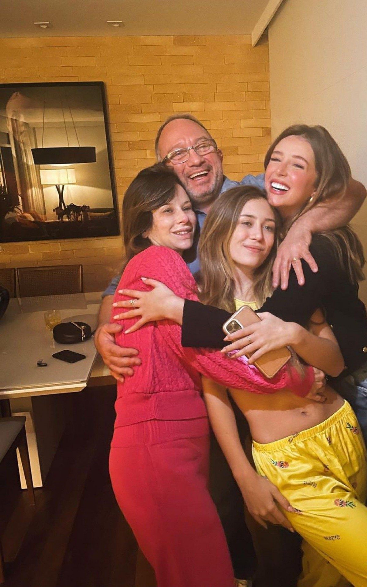 Duda Reis posa com a família no aniversário do pai, Luiz Fernando Barreiros - Reprodução de internet