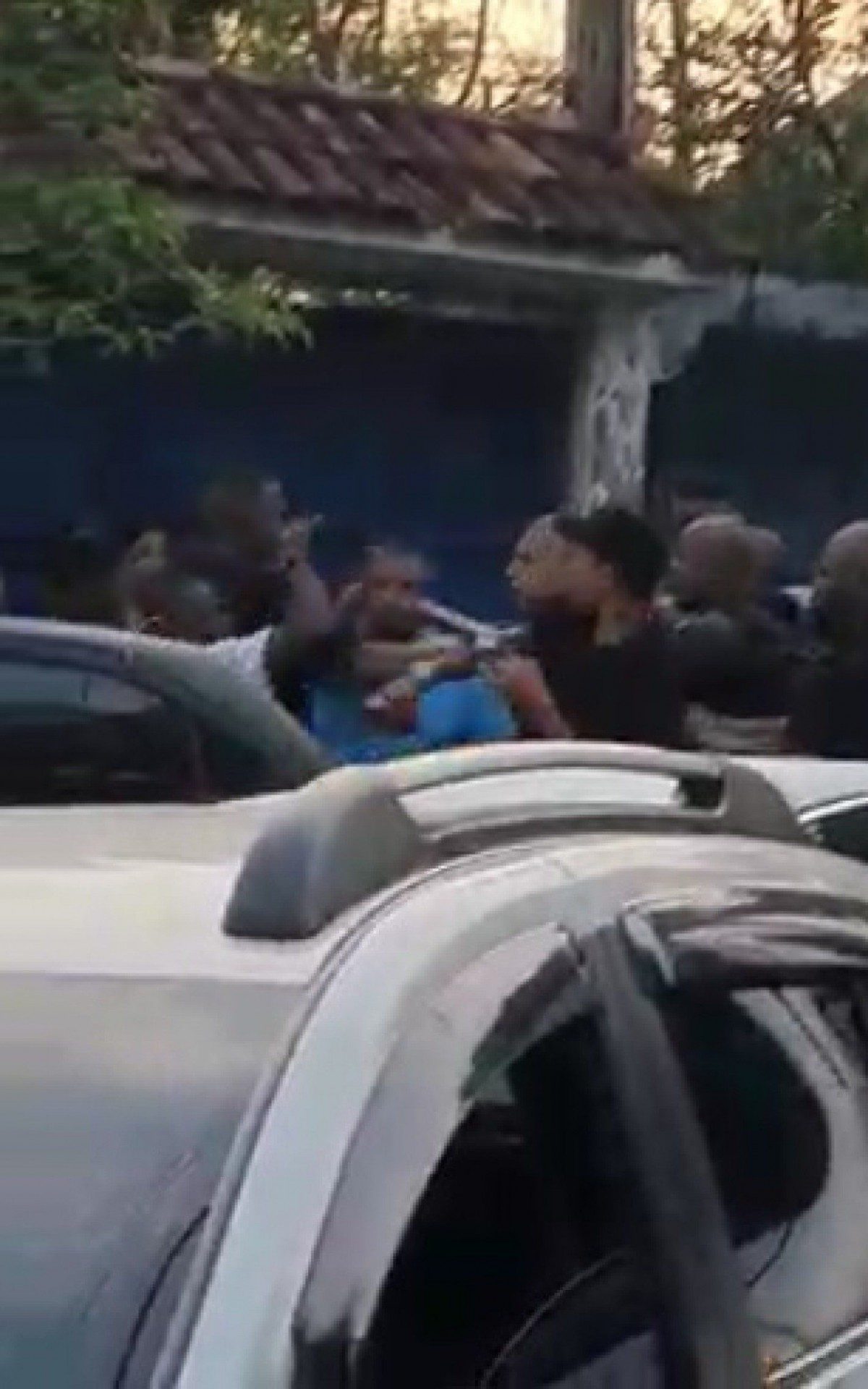 Sa&iacute;da de show em Duque de Caxias tem pancadaria e armas apontadas