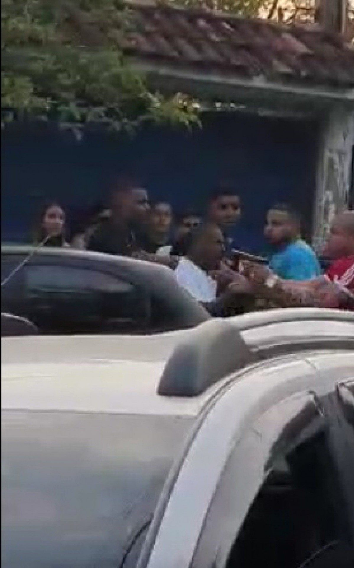 Sa&iacute;da de show em Duque de Caxias tem pancadaria e armas apontadas