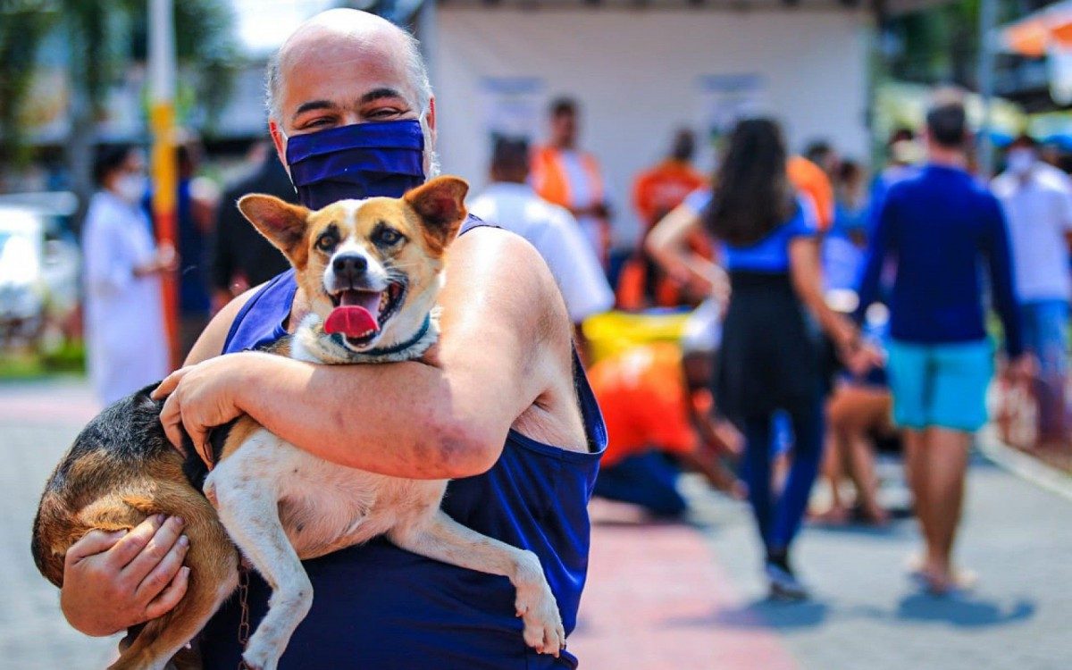 Hildoberto Dutra levou a cadela Cristal para se vacinar e elogiou a a&ccedil;&atilde;o da Prefeitura
