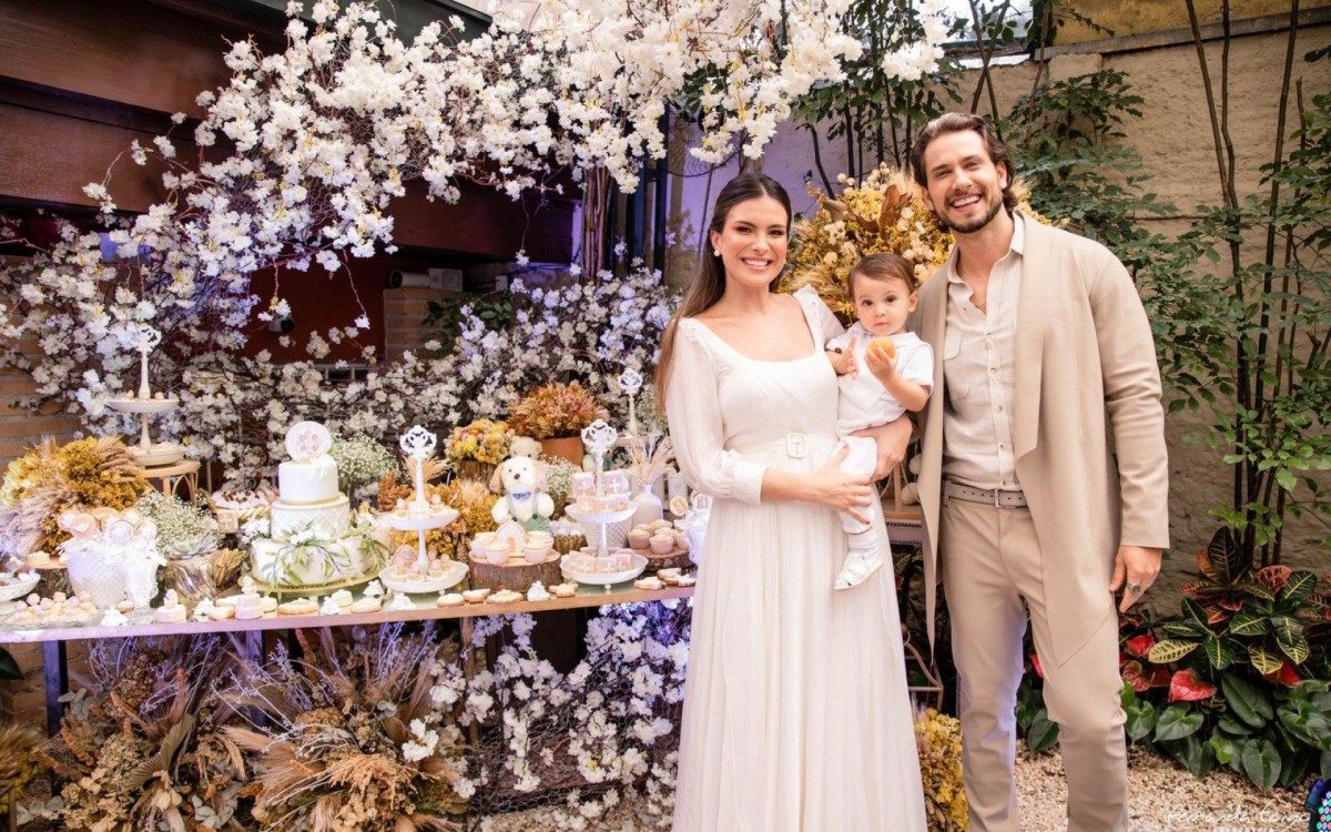 Elieser Ambrosio e Kamilla Salgado batizam o filho, Bento