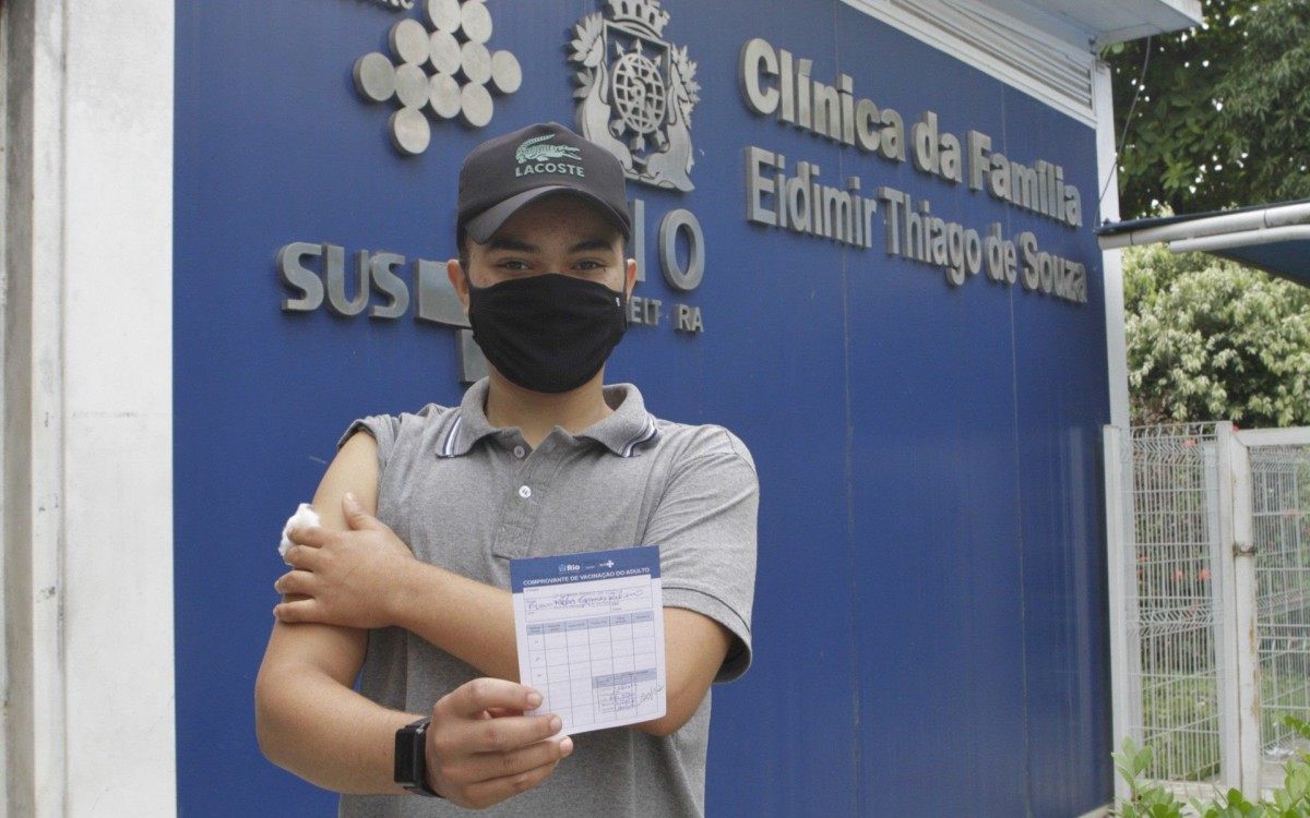 Vacina&ccedil;&atilde;o contra covid 19, Idosos com 83 anos e adolecentes acima de 12 anos na Clinica da Familia Eidimir Thiago de Souza, na foto Franklin Gomes 16 anos, nesta segunda feira (27).