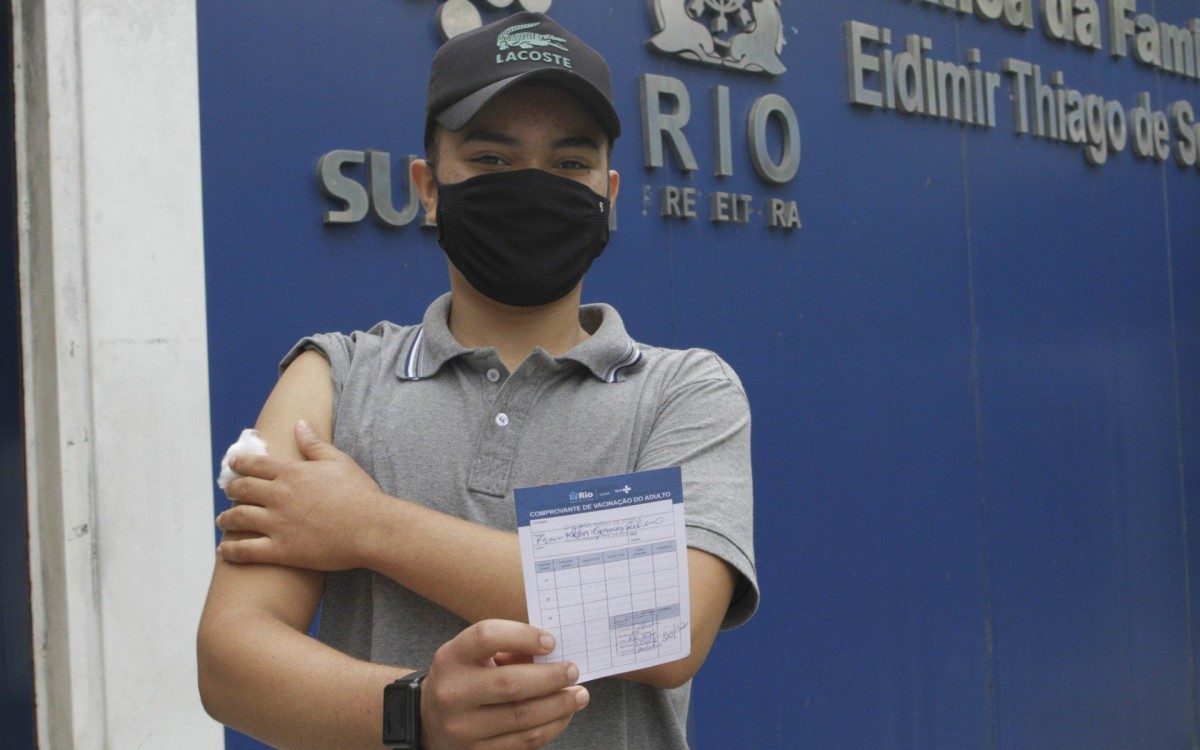 Vacinação contra covid 19, Idosos com 83 anos e adolecentes acima de 12 anos na Clinica da Familia Eidimir Thiago de Souza, na foto Franklin Gomes 16 anos, nesta segunda feira (27)..