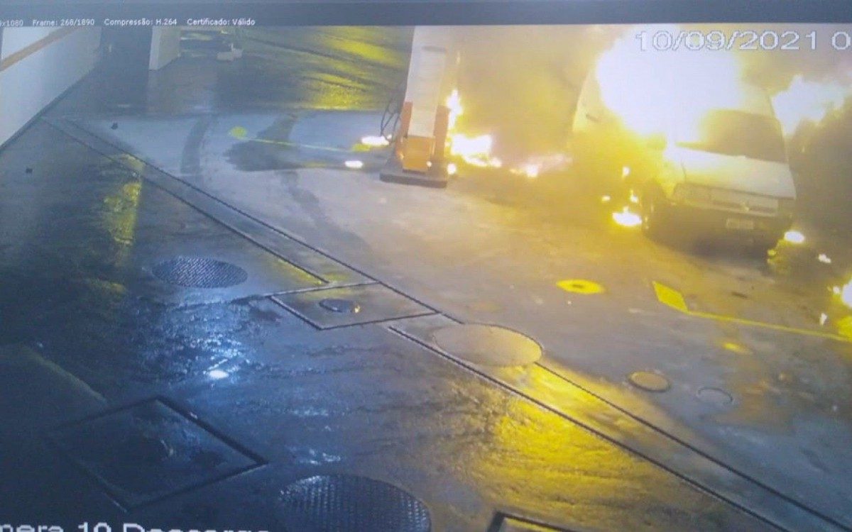 Carro pegando fogo no posto