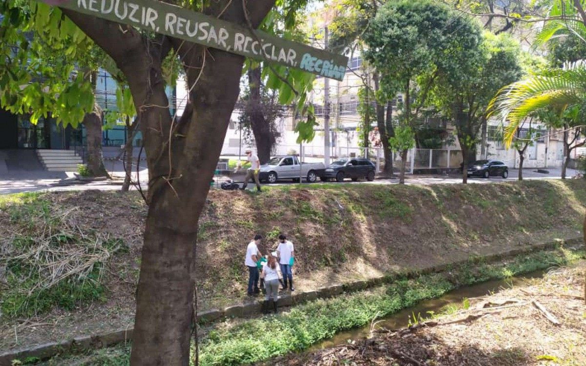 integrantes do &lsquo;Projeto Recriar&rsquo; realizam limpeza no C&oacute;rrego Cachoeirinha, em Volta Redonda