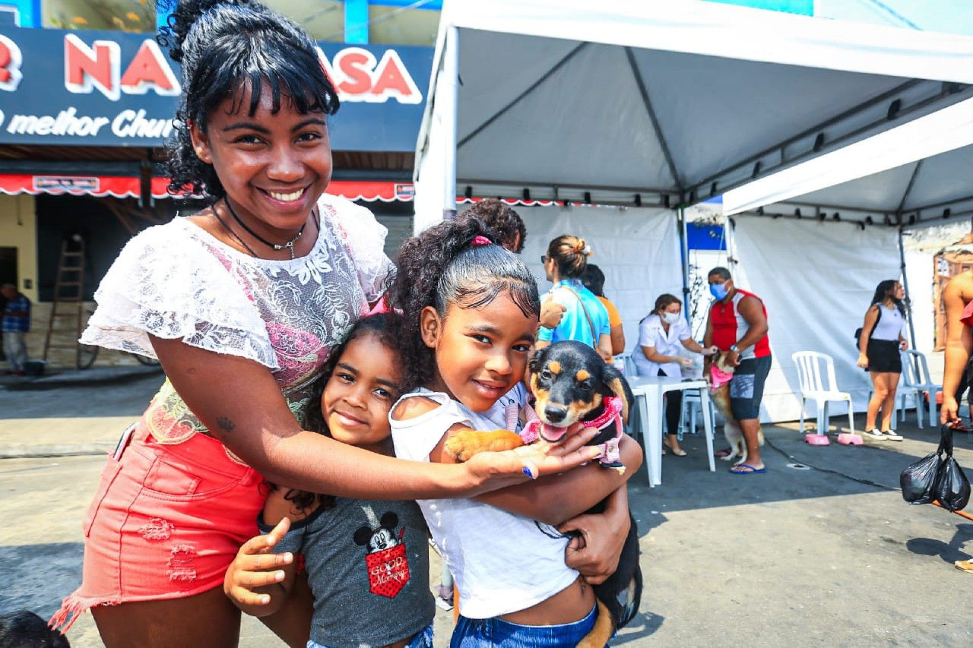 Cecília Norena e as filhas Talia e Sofia levaram a cadela Lupita para se vacinar - Rafael Barreto / PMBR