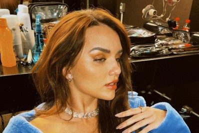 Rafa Kalimann abusa da sensualidade e quase mostra demais em fotos de roupão