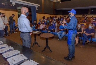 ‘Tô 100% Legal’: 20 empreendedores de rua de Teresópolis recebem alvarás e uniformes