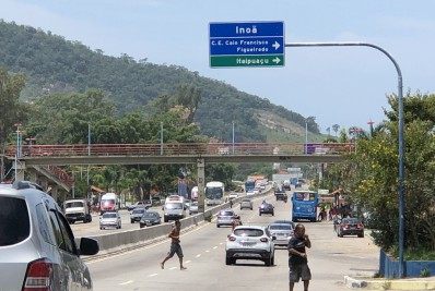 Homem agressor apanha de mulher com panela de pressão