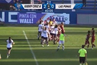 Vídeo! Partida de futebol feminino termina em briga com direito a socos e puxões de cabelo